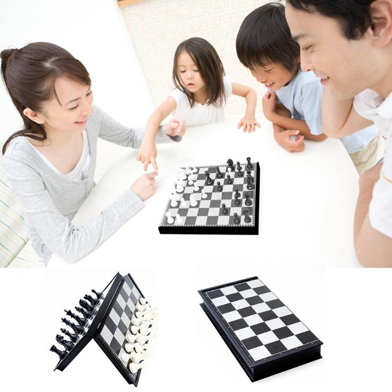 Portable magnetic chess