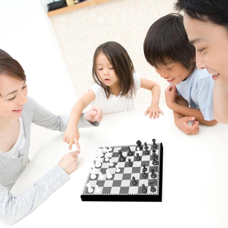 Portable magnetic chess